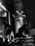 Maestro Leonard Bernstein Conducting NY Philharmonic During Rehearsal for Concert in Carnegie Hall Reproduction photographique sur papier de qualité par Alfred Eisenstaedt