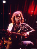 Singer Neil Diamond Playing Guitar Reproduction photographique sur papier de qualité par Michael Mauney