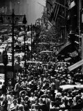 Blocks of Pedestrians Jamming the Sidewalks Photographie par Andreas Feininger