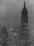 Silhouette of the Empire State Building and Other Buildings without Light During Wartime Fotografie-Druck von Andreas Feininger