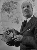 American Engineer and Architect Buckminster Fuller Holding a Globe Lámina fotográfica de primera calidad por Andreas Feininger American Engineer and Architect Buckminster Fuller Holding a Globe Lámina fotográfica de primera calidad por Andreas Feininger