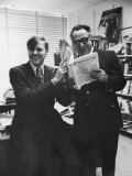 Humorists Art Buchwald and Russell Baker in Buchwald's Office Premium fotografisk trykk av Walter Bennett Humorists Art Buchwald and Russell Baker in Buchwald's Office Premium fotografisk trykk av Walter Bennett