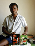 Nigerian Author Chinua Achebe Holding Two Editions of His Book Things Fall Apart Lámina fotográfica de primera calidad por Eliot Elisofon
