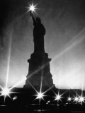 Crystalline Lights Surrounding Statue of Liberty during WWII Blackout Reproduction photographique sur papier de qualité par Andreas Feininger