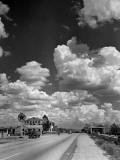 Cumulus Clouds Billowing over Texaco Gas Station along a Stretch of Highway US 66 Lámina fotográfica por Andreas Feininger Cumulus Clouds Billowing over Texaco Gas Station along a Stretch of Highway US 66 Lámina fotográfica por Andreas Feininger