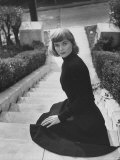 Actress Dorothy McGuire Sitting on Steps Reproduction photographique sur papier de qualité par Bob Landry