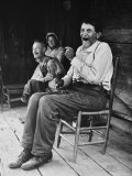 Former Confederate Soldier John Salling in Chair on Front Porch with friends in Scott County Lámina fotográfica de primera calidad por Allan Grant Former Confederate Soldier John Salling in Chair on Front Porch with friends in Scott County Lámina fotográfica de primera calidad por Allan Grant