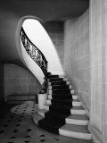 Staircase Inside Mansion Named Carolands, Built by Mrs. Harriet Pullman Carolan Schermerhorn 写真プリント - ナット・ナット Staircase Inside Mansion Named Carolands, Built by Mrs. Harriet Pullman Carolan Schermerhorn 写真プリント - ナット・ナット