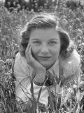 Actress Barbara Bel Geddes Posing in Wild Weeds for Her Portrait Reproduction photographique sur papier de qualité par Loomis Dean