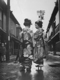 Geisha Girl Chats with Young Novice, Yoko Minami, Who is Studying to Become a Geisha Photographie par Alfred Eisenstaedt