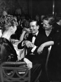 Socialite Lytle Hull with Composer Cole Porter as Host Elsa Maxwell Leans over His Shoulder Reproduction photographique sur papier de qualité par Alfred Eisenstaedt