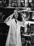 University of Pittsburgh Dr. Jonas Salk Examine Test Tube of Polio Virus Used to make Polio Vaccine Reproduction photographique sur papier de qualité par Alfred Eisenstaedt