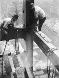 Workers balancing on steel beam above streets during construction of the Manhattan Company Building Reproduction photographique sur papier de qualité par Arthur Gerlach