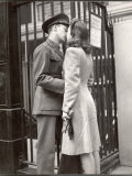 Soldier Kissing His Girlfriend Goodbye in Pennsylvania Station Before Returning to Duty Photographie par Alfred Eisenstaedt