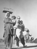Sikhs Carrying Their Belongings as They Migrate to East Punjab After the Division of India Lámina fotográfica por Margaret Bourke-White