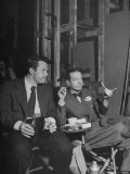 Orson Welles and Cole Porter Discussing the Stage Production of "Around the World in 80 Days" Reproduction photographique sur papier de qualité par Al Fenn