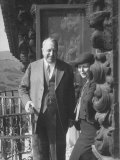 Publisher William Randolph Hearst and Visitor Mrs. Burton Holmes on Balcony of "Ranch House" Reproduction photographique sur papier de qualité par William Davis