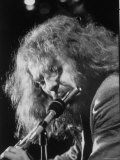 Singer Ian Anderson Playing the Flute During a Rehearsal for a TV Special Impressão fotográfica premium por Ralph Crane Singer Ian Anderson Playing the Flute During a Rehearsal for a TV Special Impressão fotográfica premium por Ralph Crane
