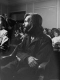 Charles Manson in Court Facing Murder Charges in Brutal Deaths of Actress Sharon Tate and Others Lámina fotográfica de primera calidad por Vernon Merritt III Charles Manson in Court Facing Murder Charges in Brutal Deaths of Actress Sharon Tate and Others Lámina fotográfica de primera calidad por Vernon Merritt III