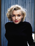 Actress Marilyn Monroe Posing at Home in Her Backyard Reproduction photographique sur papier de qualité par Alfred Eisenstaedt