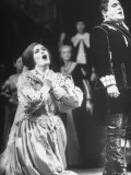 Opera Singers Joan Sutherland and Richard Tucker in "Lucia Di Lammermoor" at the Metropolitan Opera Reproduction photographique sur papier de qualité par Alfred Eisenstaedt