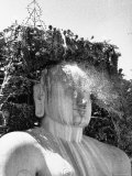 Anointing Idol, Gomateswara, the World's Largest Monolithic Statue at the Jainist Festival Ceremony Premium fotografisk trykk av James Burke