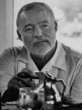 Hemingway at Fishing Tournament Reproduction photographique sur papier de qualité par Alfred Eisenstaedt