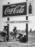 Billboard Advertising Coca Cola at Outskirts of Bangkok with Welcoming Sign "Welcome to Bangkok" Fotografie-Druck von Dmitri Kessel