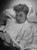 Actress Dorothy Mcguire Reading a Script in Bed at Home Reproduction photographique sur papier de qualité par Alfred Eisenstaedt