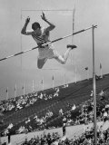 Bob Richards Competing in the High Jump at 1952 Olympics Lámina fotográfica de primera calidad por Ralph Crane Bob Richards Competing in the High Jump at 1952 Olympics Lámina fotográfica de primera calidad por Ralph Crane