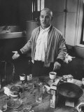 Willem de Kooning Preparing to Drink a Cup of Coffee in His East 10th St. Studio Reproduction photographique sur papier de qualité par James Burke