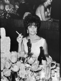 Actress Elizabeth Taylor at Hollywood Party After Winning Oscar, Which is on Table in Front of Her Premium-Fotodruck von Allan Grant