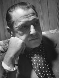 Author Somerset Maugham Sitting on Couch and Leaning Head on Knuckles Premium fotografisk trykk av Serge Balkin Author Somerset Maugham Sitting on Couch and Leaning Head on Knuckles Premium fotografisk trykk av Serge Balkin