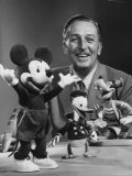 Walt Disney, of Walt Disney Studios, Posing with Some Famous Cartoon Characters Reproduction photographique sur papier de qualité par J. R. Eyerman