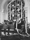 Wealthy Saudi Arabian Businessman Ibrahim Chakir in His Summer Home Near Beirut Premium fotografisk trykk av James Burke
