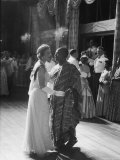 Duchess of Kent Dancing with Ghana Prime Minister Kwame Nkrumah at Ghana Independence Ceremonies Reproduction photographique sur papier de qualité von Mark Kauffman Duchess of Kent Dancing with Ghana Prime Minister Kwame Nkrumah at Ghana Independence Ceremonies Reproduction photographique sur papier de qualité von Mark Kauffman