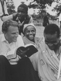 Evangelist Billy Graham Explains Bible to Waarusha Warriors Premium fotografisk trykk av James Burke