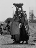 Indian Woman During Construction of Chandigarh, New Capital City of Punjab Premium fotografisk trykk av James Burke