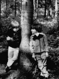 Boys Standing Against Both Sides of the Tree Modeling Thick Winter Jackets and a Warm Pant Set Premium fotografisk trykk av Pierre Boulat Boys Standing Against Both Sides of the Tree Modeling Thick Winter Jackets and a Warm Pant Set Premium fotografisk trykk av Pierre Boulat