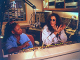 Controversial Radio Disc Jockey and Talk Show Host Howard Stern and Sidekick Robin Quivers Fototryk i høj kvalitet af Ted Thai Controversial Radio Disc Jockey and Talk Show Host Howard Stern and Sidekick Robin Quivers Fototryk i høj kvalitet af Ted Thai