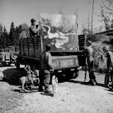 American Soldiers of 101st Airborne Loading a Truck with Recovered Art Treasures Stolen by German Fotografie-Druck von William Vandivert