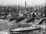 Tugboats Aid Ocean SS Queen Mary While Docking at 51st Street Pier with NYC Skyline in Background Lámina fotográfica Tugboats Aid Ocean SS Queen Mary While Docking at 51st Street Pier with NYC Skyline in Background Lámina fotográfica