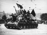 Czech Resistance Fighters Riding Atop Russian Tank After German Troops Were Driven from the City Reproduction photographique sur papier de qualité