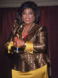 Talk Show Host Oprah Winfrey Holding Emmy Award Premium-Fotodruck