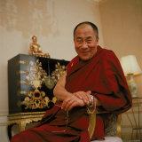 Tibetan Spiritual Leader in Exile Dalai Lama in Smiling Portrait Reproduction photographique sur papier de qualité par Ted Thai