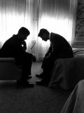 Jack Kennedy Conferring with His Brother and Campaign Organizer Bobby Kennedy in Hotel Suite Reprodukcja zdjęcia autor Hank Walker Jack Kennedy Conferring with His Brother and Campaign Organizer Bobby Kennedy in Hotel Suite Reprodukcja zdjęcia autor Hank Walker