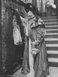 Legendary Actress Sarah Bernhardt Posing Outside Stage Door of Vaudeville Theater Fototryk i høj kvalitet Legendary Actress Sarah Bernhardt Posing Outside Stage Door of Vaudeville Theater Fototryk i høj kvalitet