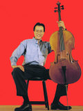 Classical Cellist Yo-Yo Ma Sitting with Cello in Smiling, Full Length Portrait Reproduction photographique sur papier de qualité par Ted Thai