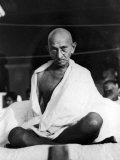 Indian Leader Mohandas Gandhi Sitting Cross Legged at Prayer Meeting Reproduction photographique sur papier de qualité