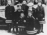 Family Portrait of Russian Tsar Nicholas Ii and Tsarina Alexandra with Their Children Láminas Family Portrait of Russian Tsar Nicholas Ii and Tsarina Alexandra with Their Children Láminas